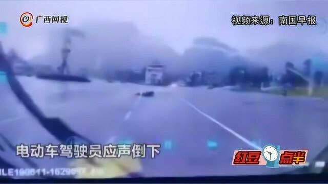 与死神擦肩而过!电动车骑手差点被闪电劈中