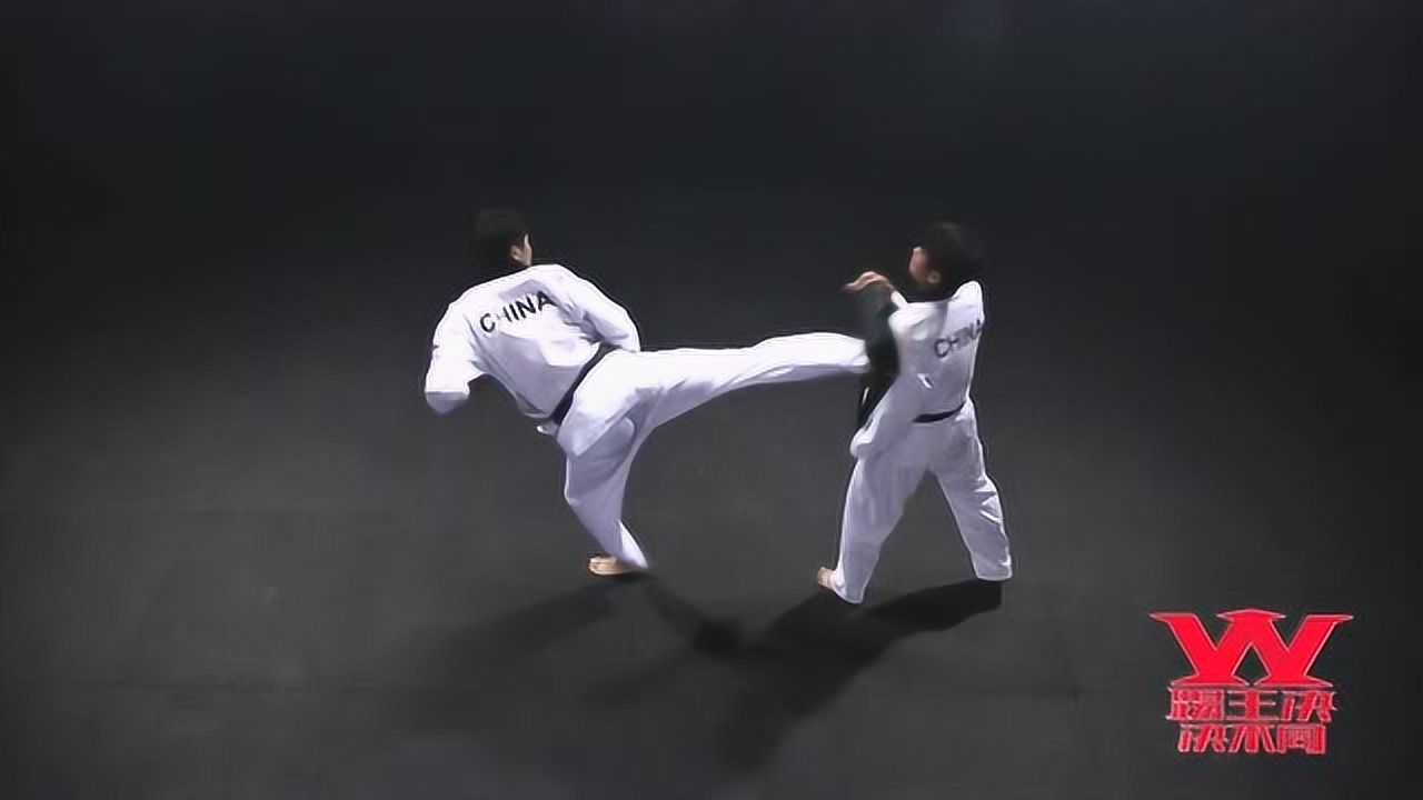 踢王决 跆拳道特技 踩踏两次腾空前踢