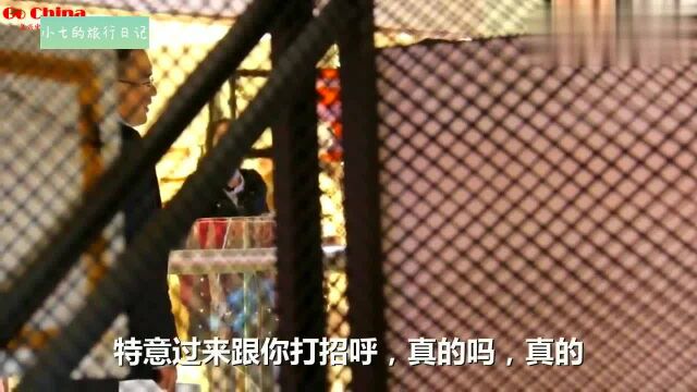 非洲女孩商场扶手梯摸中国男生手,看看男生们什么反应