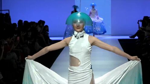 裙子开叉这么大，美女还一把掀起裙子，这谁顶得住啊 关注 00 分享 打开腾