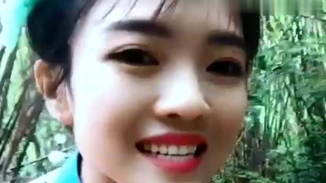 云南山歌:美女边爬山边唱山歌,歌声依然好听至极,气息媲美歌手
