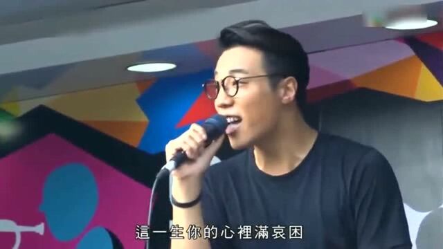 TVB男配角郑世豪香港街头表演,演唱《等》《幻影》,好听