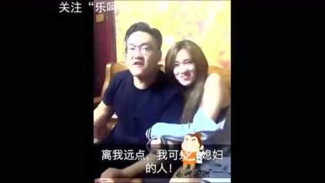 美女坐公交,太逗了,看的我好着急啊