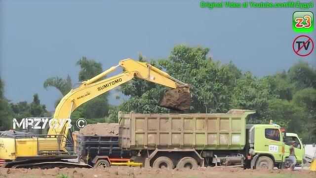 挖掘机装载机卡车在道路建设工程工作中