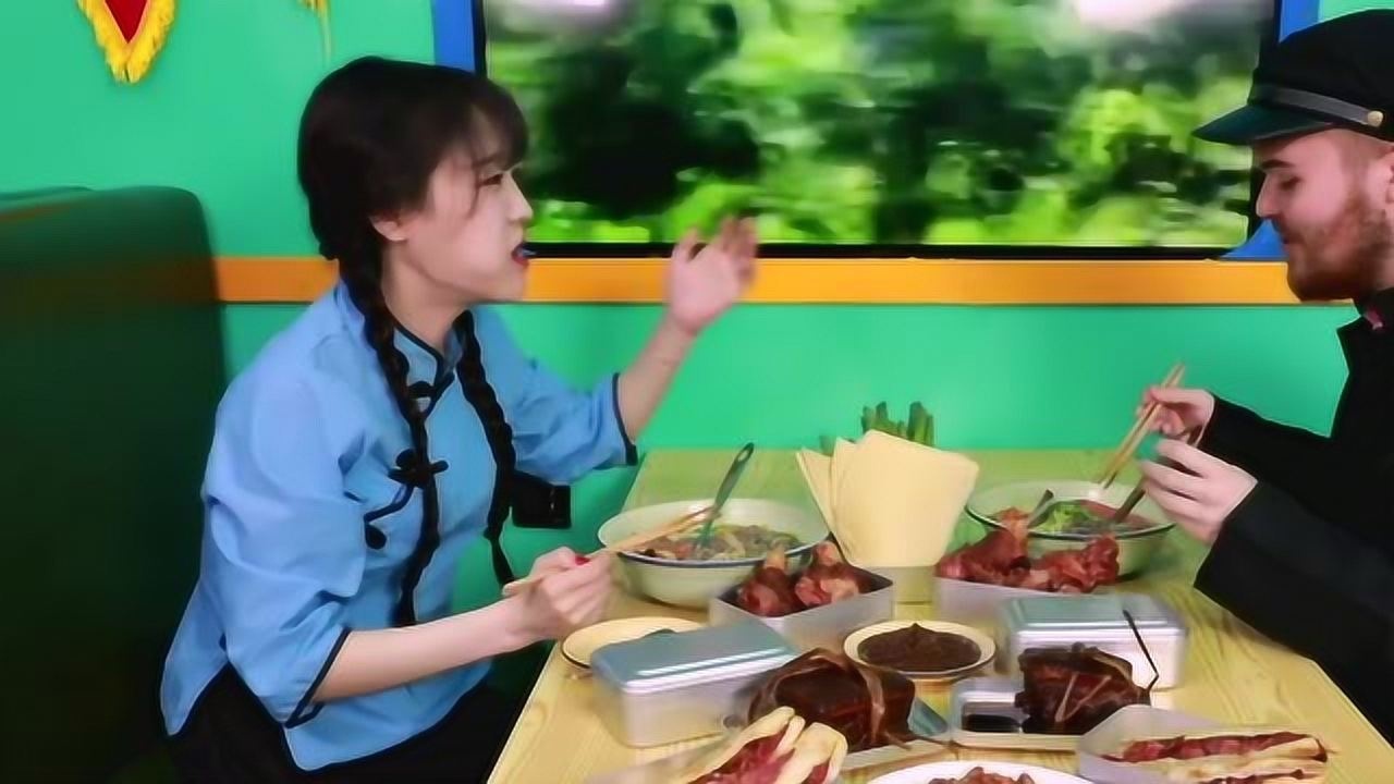 大胃王mini与帅哥同桌吃饭,吃小龙虾都淑女了不少