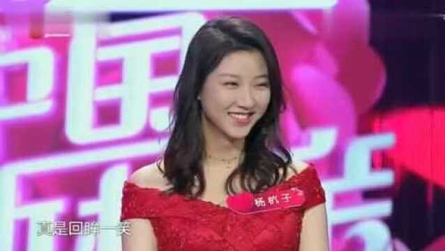 女巨人穿平底鞋都这么高,吓得张国立不敢动,反应过来后赶紧远离