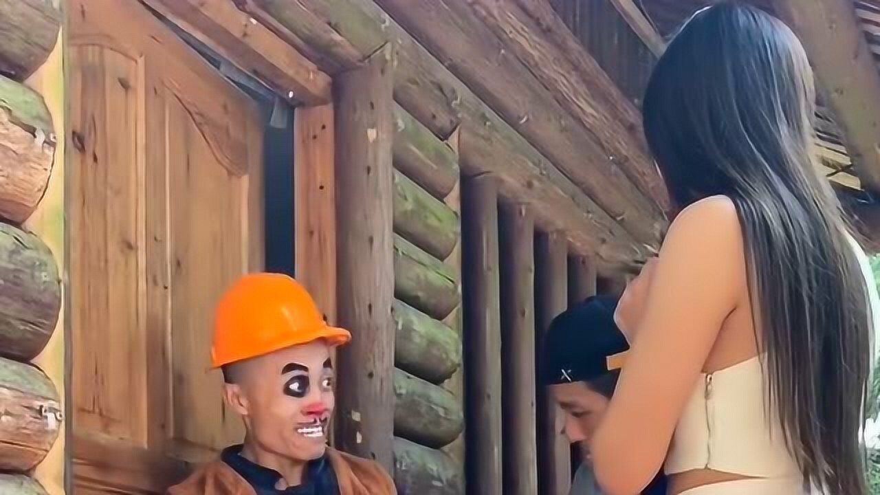 当光头强看到美女时竟然把她叫到屋里