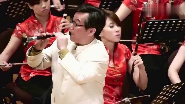 唢呐大师刘英演奏名曲《百鸟朝凤》,唢呐声一出,其它乐器黯然失色