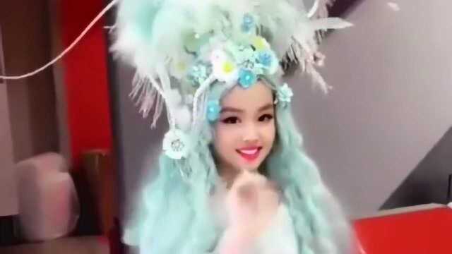 童模宋小睿真是难得一见的美女,五官真精致,这身装扮都能hold住!