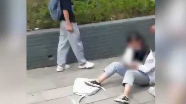 无法容忍!云南女生被多名男生脚踹殴打:已将涉事男生传唤调查