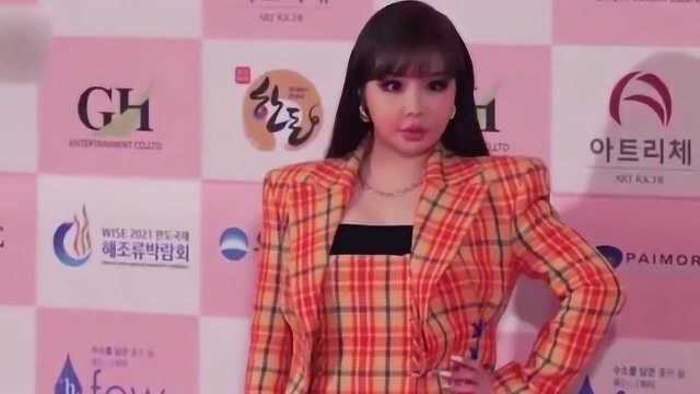 前韩国女团2NE1成员朴春脸庞浮肿亮相大钟奖 陷整形疑云引公司回应