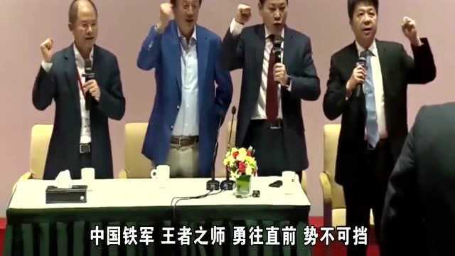 任正非带领公司员工一起喊出口号,目标五年赚个一千多亿美元