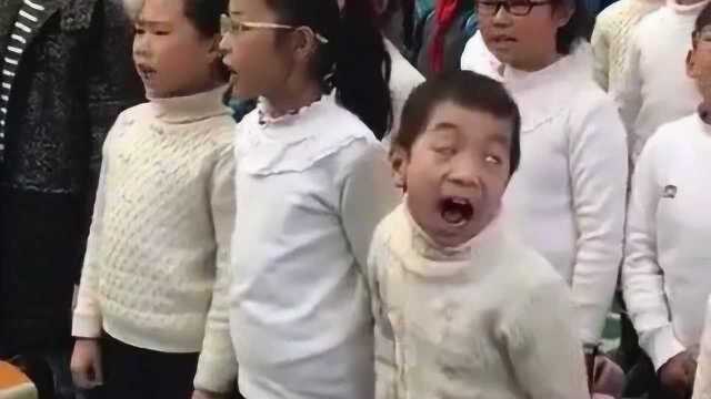 幼儿园举办合唱活动,这位小朋友太抢眼了,这表情实在太丰富了!