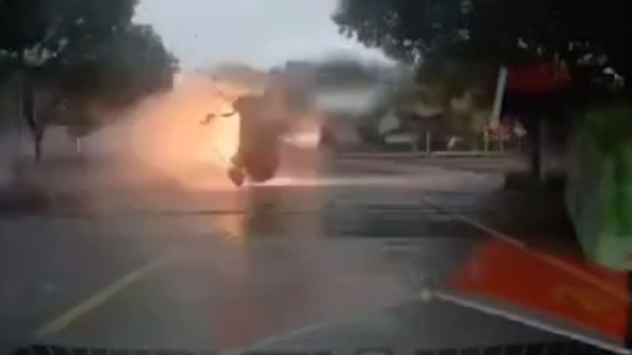 小鹏P7雨天超速失控翻飞散架后起火,苏州吴江横扇街道回应