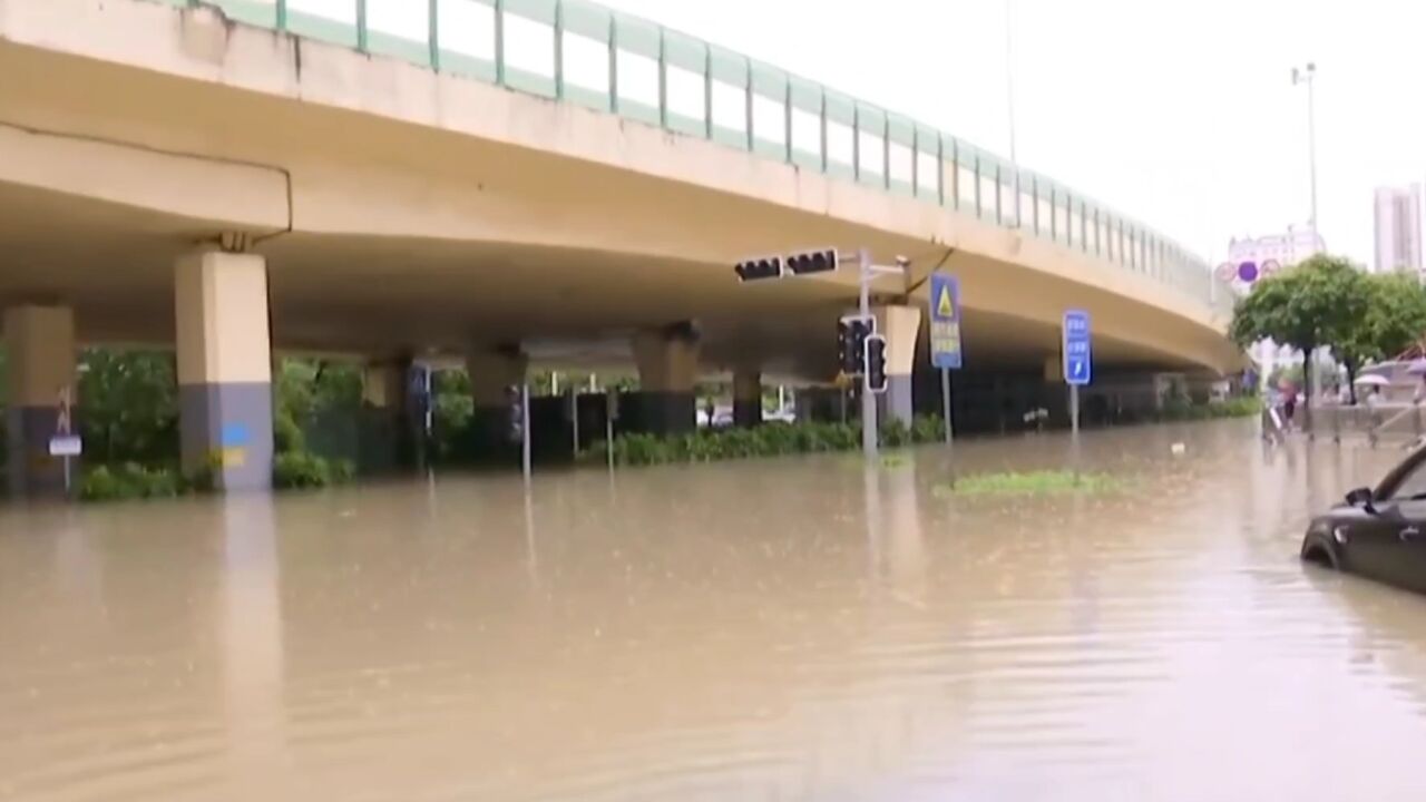 特大暴雨!南宁多条道路积水严重全市排涝泵站全开,有车被淹只露车顶