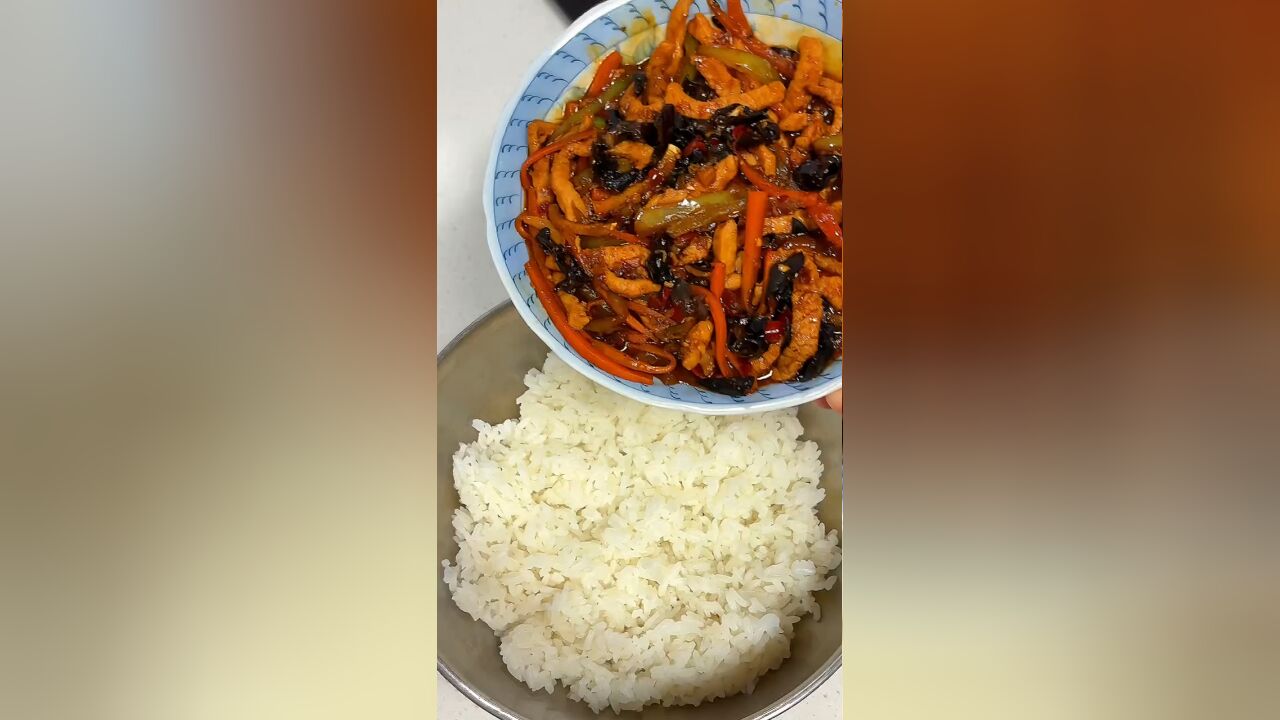 鱼香肉丝拌饭普通的饭菜都是家的味道