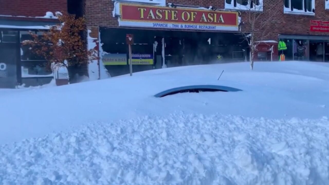 布法罗遭遇致命暴风雪,市长告诫民众:别出门,开车你会死在车里