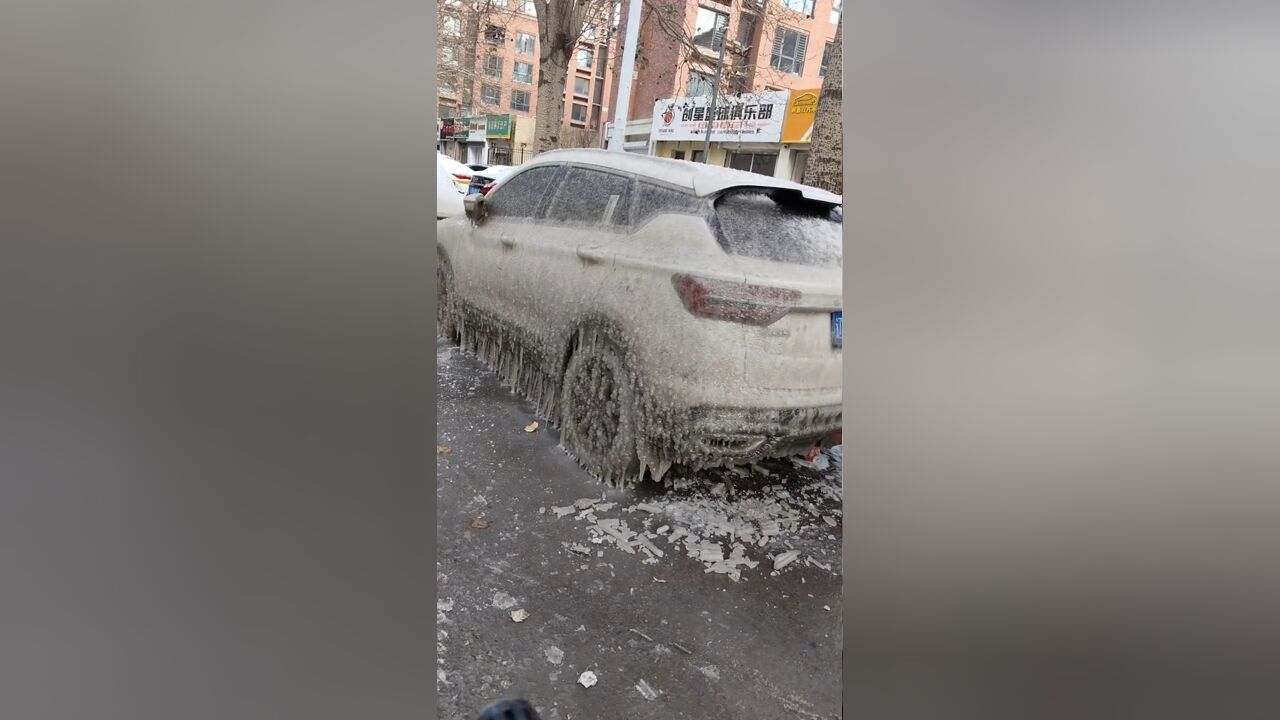 先下雨再下雪!路边多辆小车一夜“换装”被冻住,车主徒手抠冰