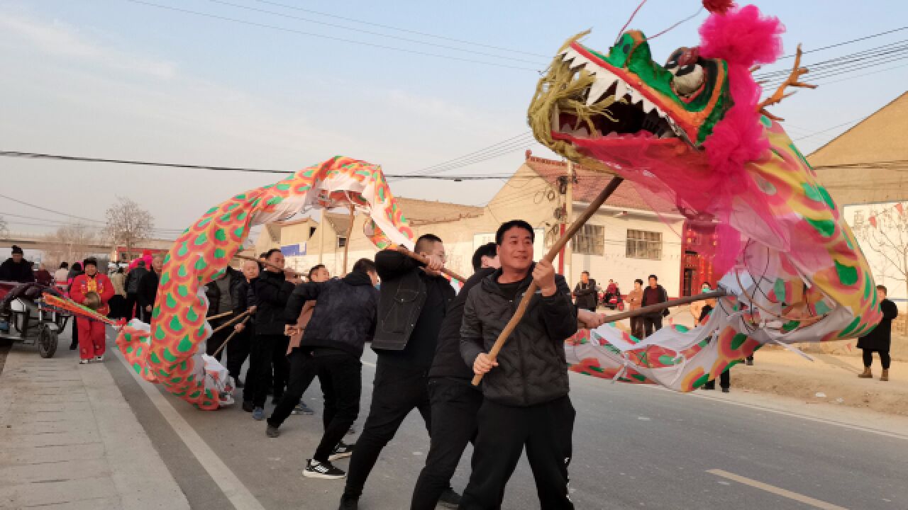 春节就要结束,全村男女老少加紧排练,迎接最后的狂欢