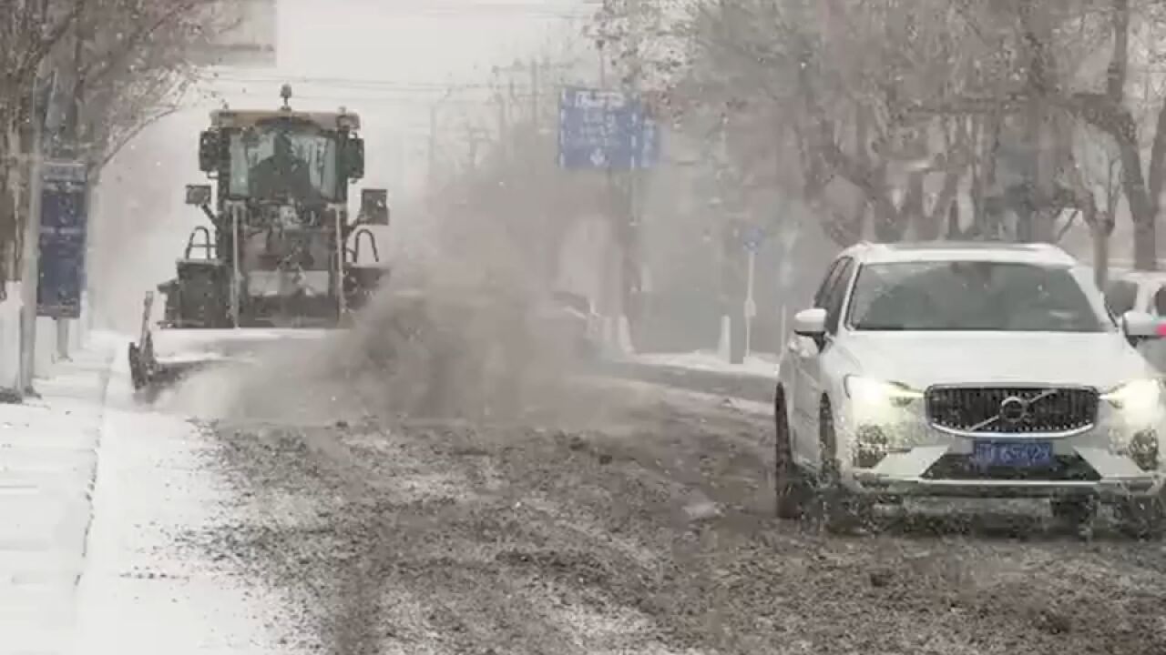 保证交通安全 环卫工人扫雪忙