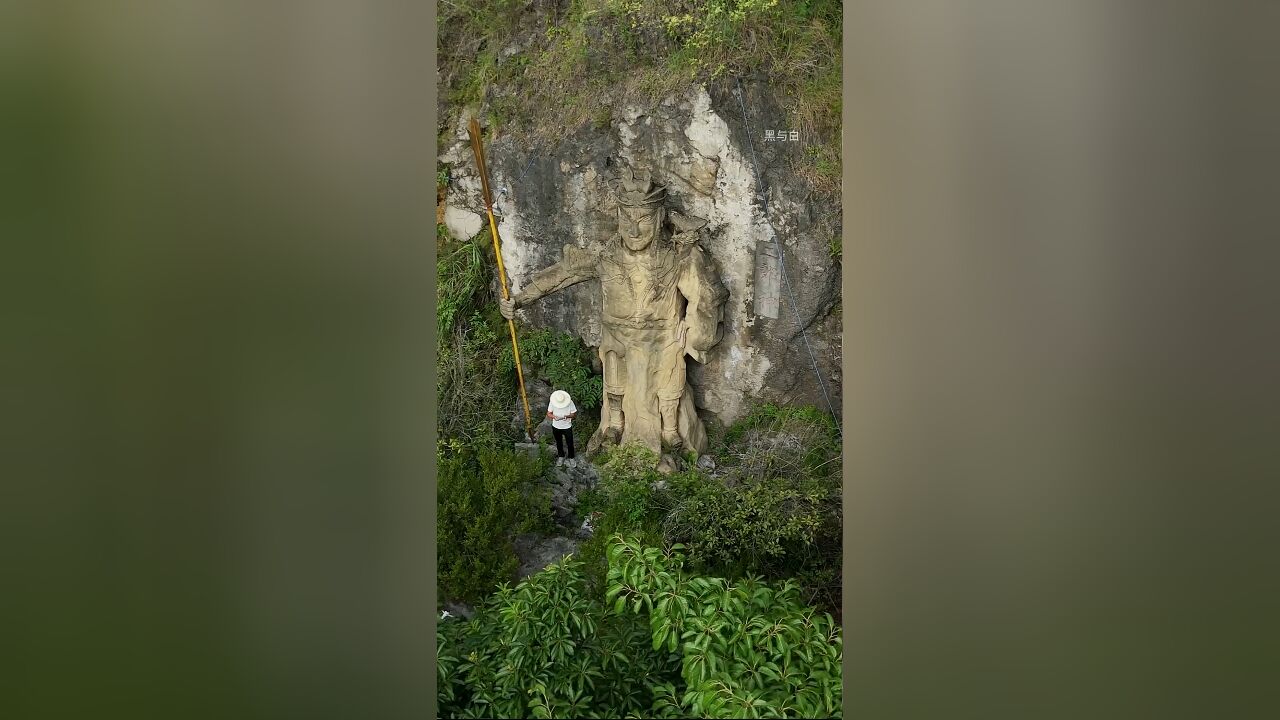 重庆歌乐山发现二郎神雕像,眼神正义感十足,栩栩如生,不知是何人把他请到这里,有何寓意?