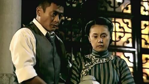 兄弟门：警察拦住男子去路，男子报出惊人身份，警察都不敢动他