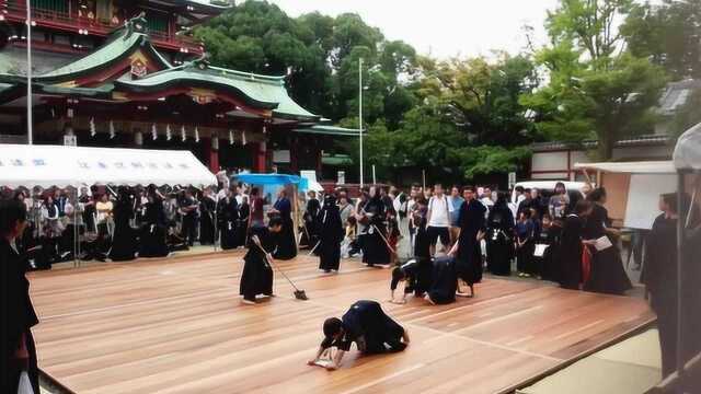 奇葩!日本人跪地上擦地板到底是惩罚还是文化?当地美女道出原因