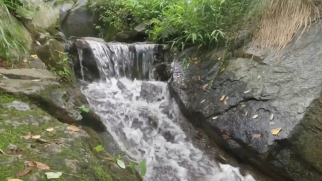 济南九如山风景区瀑布群,涓涓溪流汇成瀑布