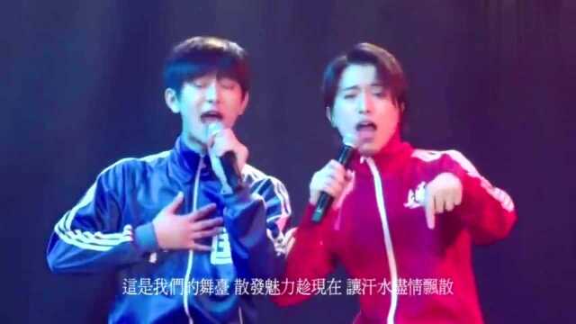 俩90后帅哥一起唱《星苹果乐园》80后满满的回忆啊!