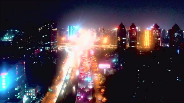 航拍济南燕山立交桥夜景,车灯组成一幅绚丽多彩的图画