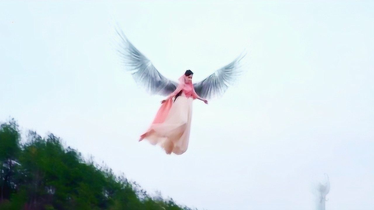 女孩带着翅膀从天而降,一袭粉衣美得风华绝代,落地起舞美到极致