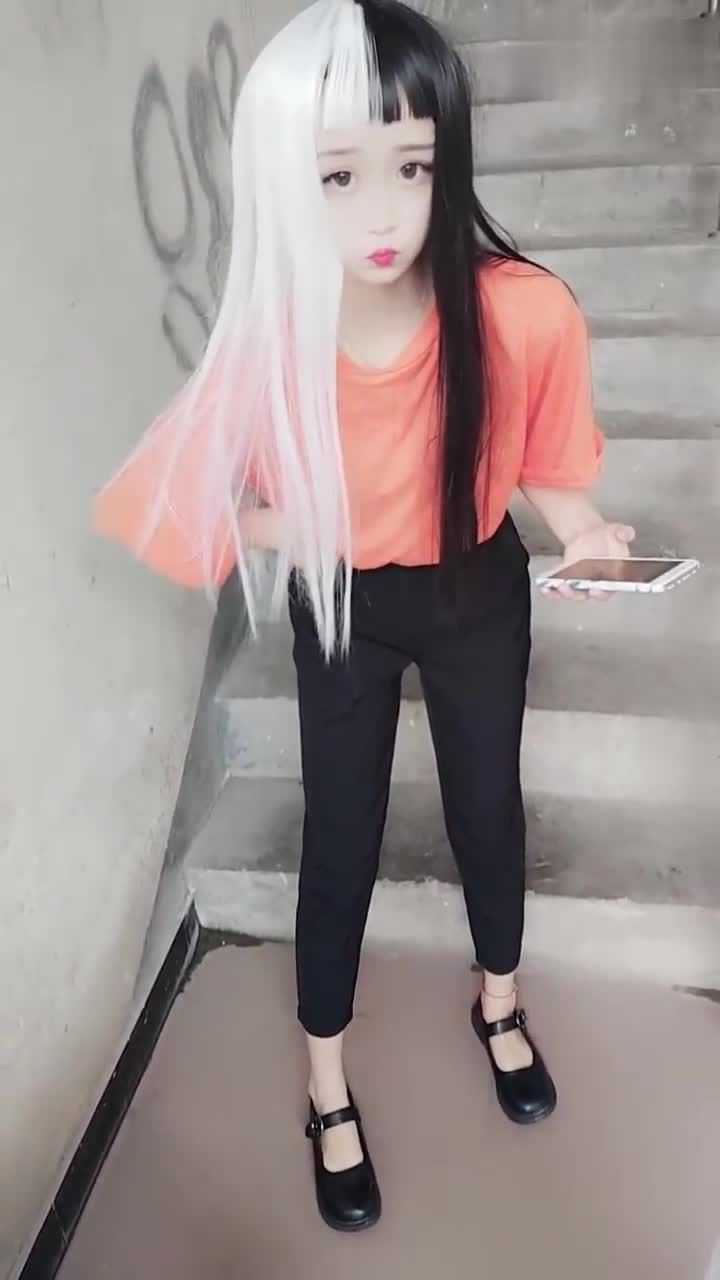 姑娘的头发好奇怪一半黑一半白还好颜值高撑住了这款发型
