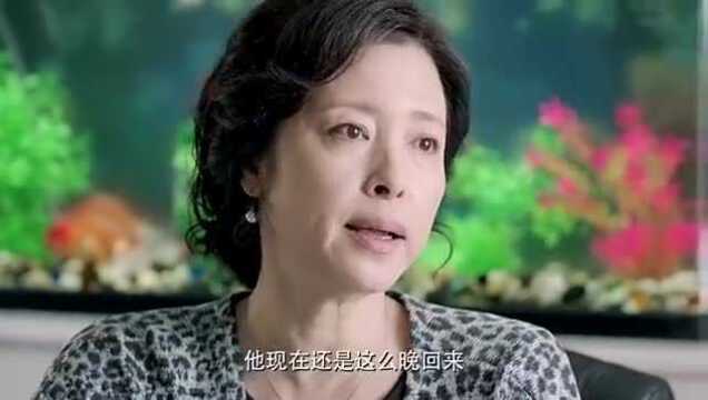 美女上班和同事看视频,在公司爆笑,被老板发现后表现让老板服了