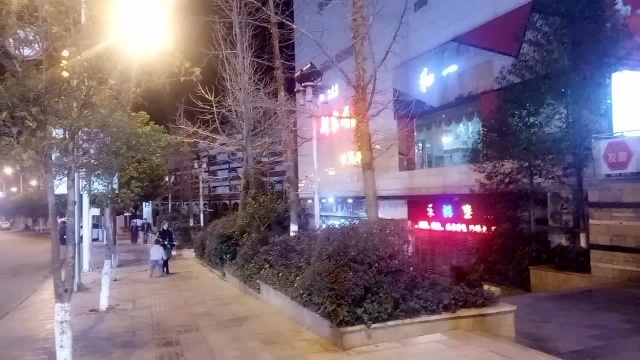 曲靖中天购物中心灯光闪烁着,看上去太美了