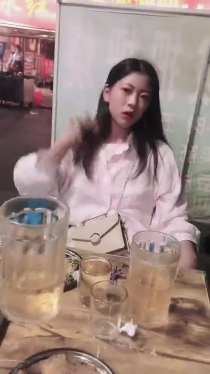 跟女朋友的闺蜜喝酒,遇到这样的情况,我该怎么办!