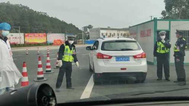 小伙改装床车自驾游,在高速出口被交警查车,该来的终究来了