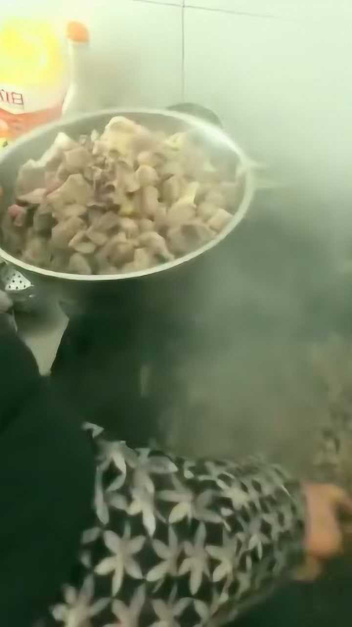 这姑娘太有才了竟然把锅烧了个大洞