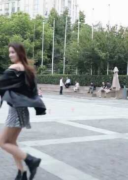 只要姑娘摇的够快,你就看不出她不会跳的尴尬!