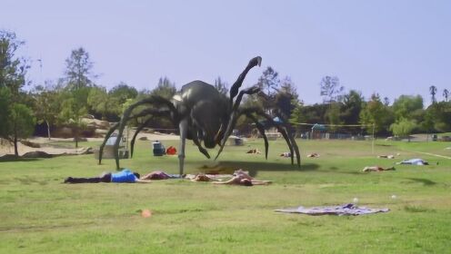 外星蜘蛛逃离实验室后，一天就长到几十米高，差点摧毁整个美国