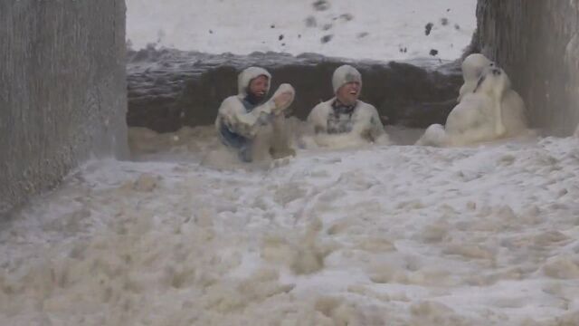 南非遭强风暴袭击,海岸卷起泡沫巨浪 ,民众拥抱海浪秒变泡沫人