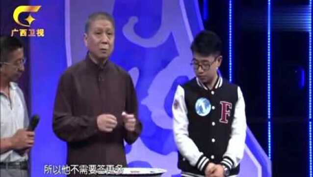 男子带来一瓷盘,上面绘有“龙”图案,形象栩栩如生