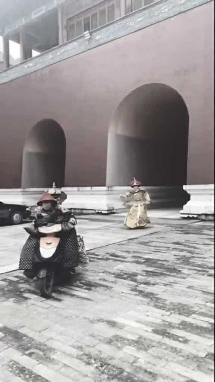 皇上臣妾告退了你自己多多保重不要再追了