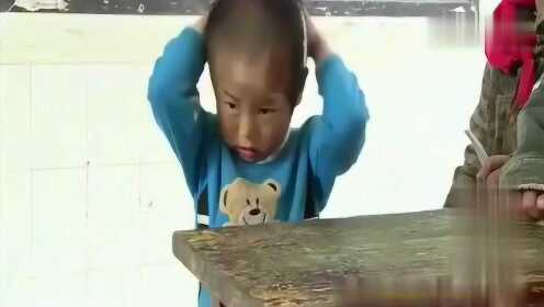 变形计：农村小男孩几个月不洗头，满头沙子，习惯蹭墙挠痒