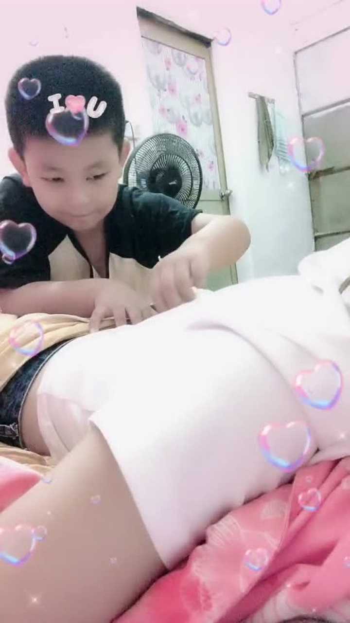 姐姐我低估了你的身材本想叫你踩踩背这两腿踩上来我几分钟都动弹不得