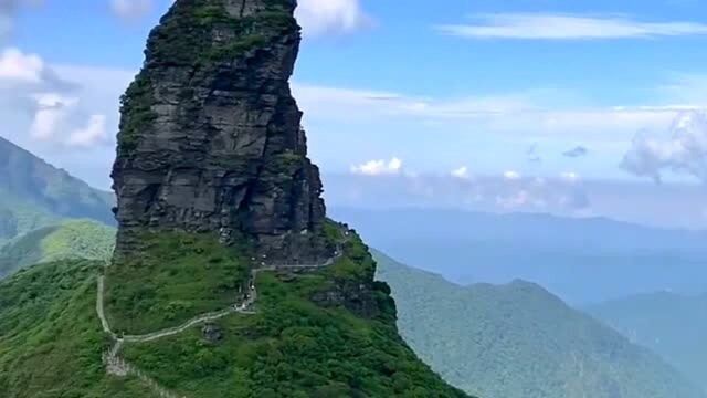 贵州省铜仁市梵净山,大自然的鬼斧神工,就像是被巨人劈开一样!