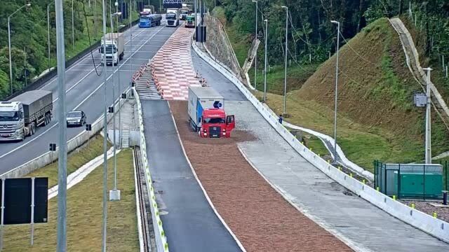 高速公路上这个设计太有用了,挽救了无数人性命