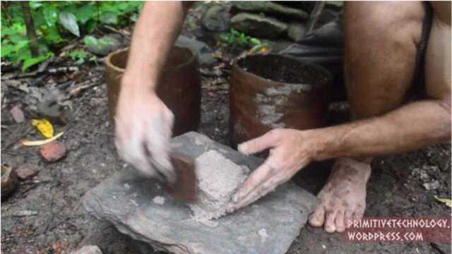 原始技术,在野外用蜗牛壳和贝壳制作坚硬的砖块儿