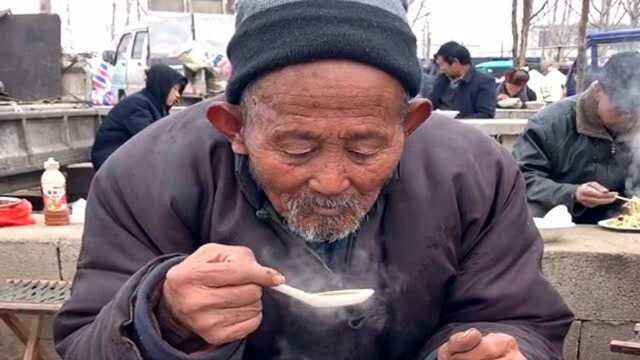 八十多岁的大爷,赶大集只为喝碗馄饨,就很满足了