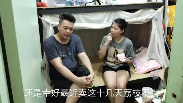 打工夫妻决定买车,首付10000,看着厚厚的钞票,媳妇有点舍不得