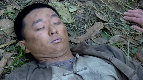 远征远征：段振国救了一个英国兵，不料英国兵竟能找到食物，太巧了！